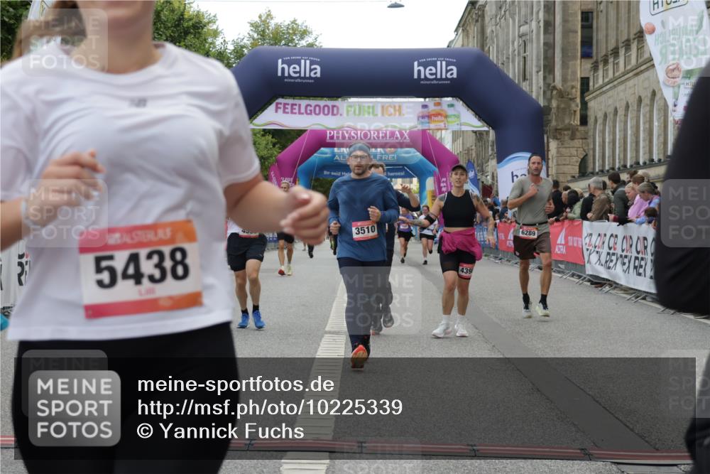 06.09.2026 - CURREX Alsterlauf Yannick Fuchs http://msf.ph/oto/10225339 06.09.2026 10:13:58 Ziel 2555, 2560, 2818, 3017, 3510, 3796, 4398, 4595, 4596, 5438, 5440, 5715, 6095, 6096, 6289 meine-sportfotos.de