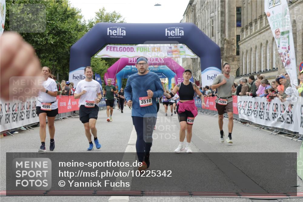 06.09.2026 - CURREX Alsterlauf Yannick Fuchs http://msf.ph/oto/10225342 06.09.2026 10:13:59 Ziel 2555, 2560, 2818, 3017, 3510, 3796, 4398, 4595, 4596, 4981, 5438, 5440, 5715, 6095, 6096, 6289 meine-sportfotos.de