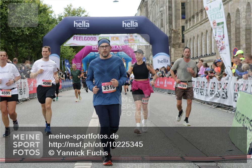06.09.2026 - CURREX Alsterlauf Yannick Fuchs http://msf.ph/oto/10225345 06.09.2026 10:14:00 Ziel 2555, 2560, 2818, 3510, 3796, 4398, 4595, 4596, 4981, 5438, 5440, 5715, 6095, 6096, 6289 meine-sportfotos.de