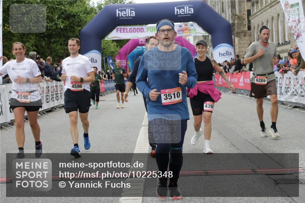 06.09.2026 - CURREX Alsterlauf Yannick Fuchs http://msf.ph/oto/10225348 06.09.2026 10:14:00 Ziel 2555, 2560, 2818, 3510, 3796, 4398, 4595, 4596, 4981, 5438, 5440, 5715, 6095, 6096, 6289 meine-sportfotos.de