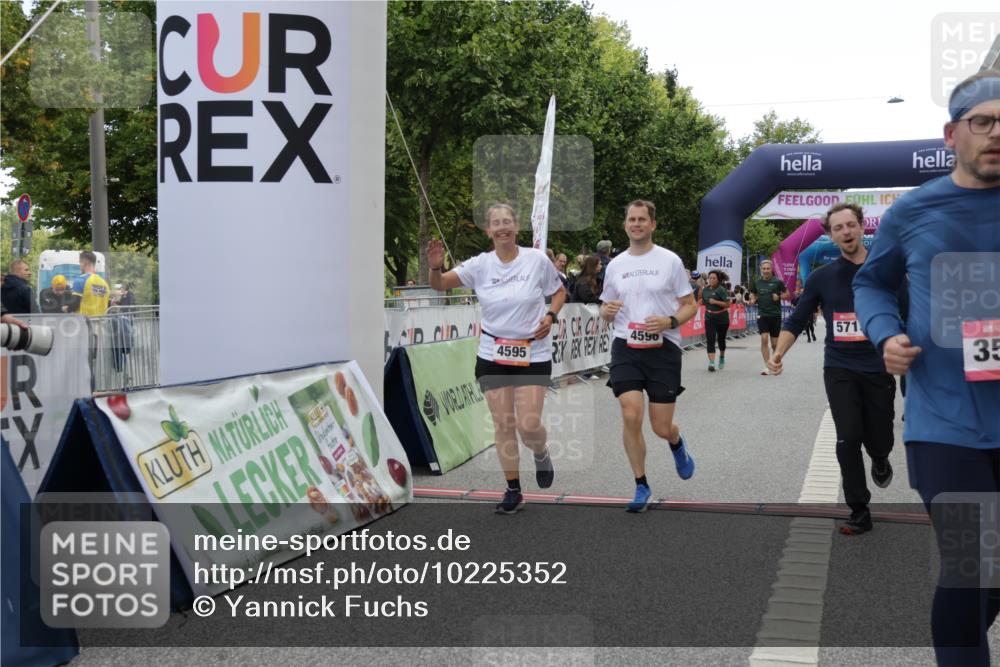 06.09.2026 - CURREX Alsterlauf Yannick Fuchs http://msf.ph/oto/10225352 06.09.2026 10:14:01 Ziel 2555, 2560, 2818, 3510, 3796, 4398, 4595, 4596, 4981, 5438, 5440, 5715, 6095, 6096, 6289 meine-sportfotos.de