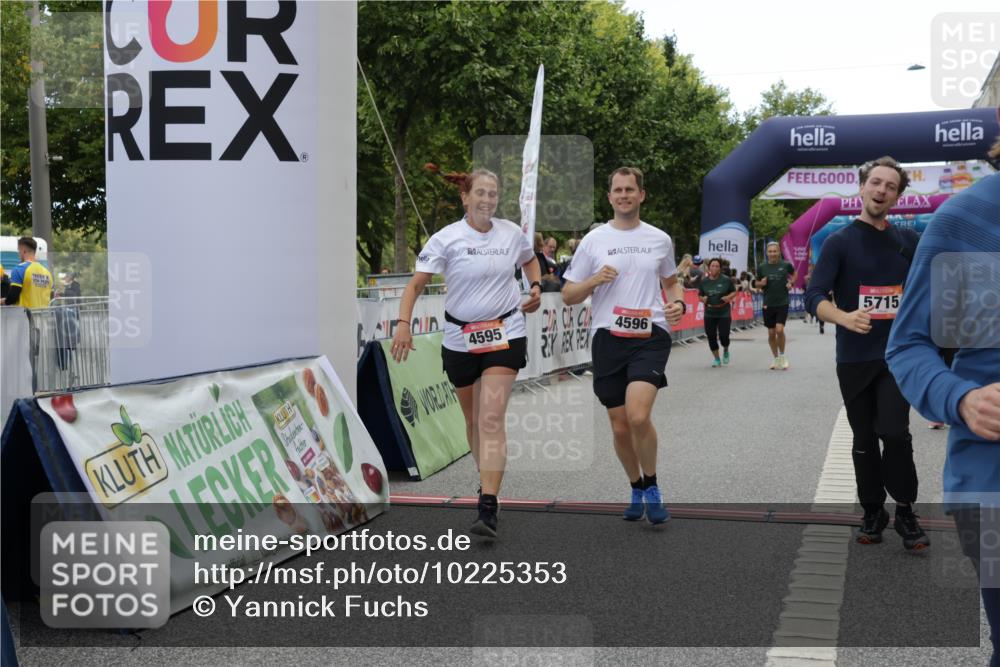 06.09.2026 - CURREX Alsterlauf Yannick Fuchs http://msf.ph/oto/10225353 06.09.2026 10:14:01 Ziel 2555, 2560, 2818, 3510, 3796, 4398, 4595, 4596, 4981, 5438, 5440, 5715, 6095, 6096, 6289 meine-sportfotos.de