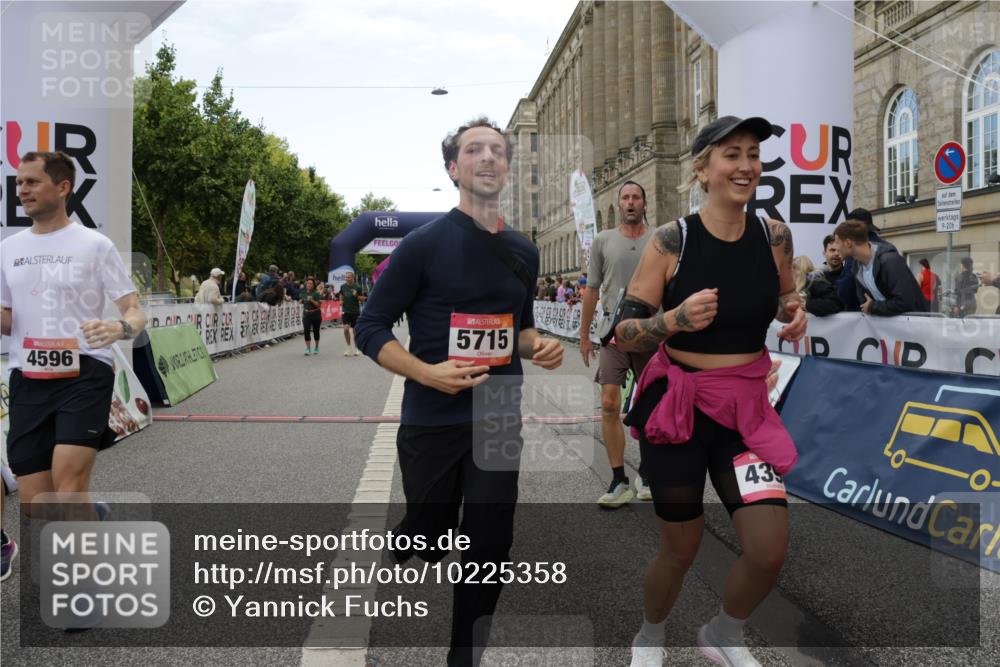 06.09.2026 - CURREX Alsterlauf Yannick Fuchs http://msf.ph/oto/10225358 06.09.2026 10:14:03 Ziel 2555, 2560, 2818, 2866, 2867, 3510, 3992, 3993, 4398, 4595, 4596, 4981, 5438, 5440, 5715, 6289 meine-sportfotos.de