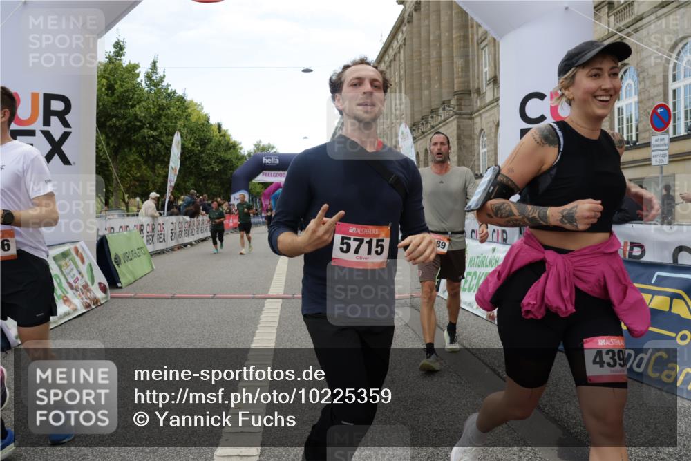 06.09.2026 - CURREX Alsterlauf Yannick Fuchs http://msf.ph/oto/10225359 06.09.2026 10:14:03 Ziel 2555, 2560, 2818, 2866, 2867, 3510, 3992, 3993, 4398, 4595, 4596, 4981, 5438, 5440, 5715, 6289 meine-sportfotos.de