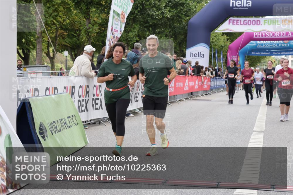 06.09.2026 - CURREX Alsterlauf Yannick Fuchs http://msf.ph/oto/10225363 06.09.2026 10:14:06 Ziel 2866, 2867, 3494, 3510, 3992, 3993, 4253, 4398, 4595, 4596, 4981, 5715, 6289 meine-sportfotos.de