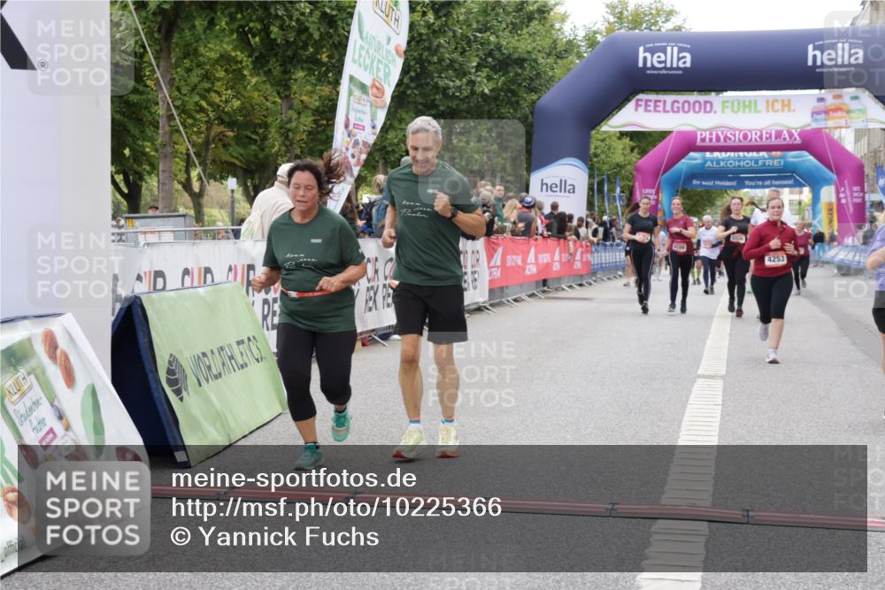06.09.2026 - CURREX Alsterlauf Yannick Fuchs http://msf.ph/oto/10225366 06.09.2026 10:14:06 Ziel 2866, 2867, 3494, 3510, 3992, 3993, 4253, 4398, 4595, 4596, 4981, 5715, 6289 meine-sportfotos.de