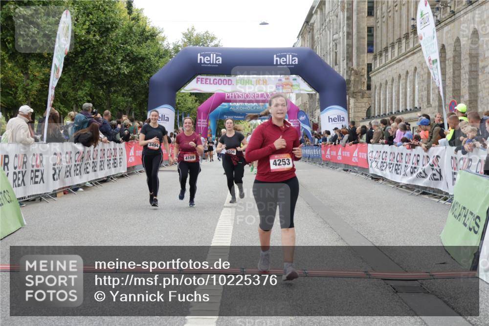 06.09.2026 - CURREX Alsterlauf Yannick Fuchs http://msf.ph/oto/10225376 06.09.2026 10:14:09 Ziel 2800, 2866, 2867, 3494, 3992, 3993, 4109, 4253, 4398, 4595, 4596, 4981, 5506, 5715, 6289 meine-sportfotos.de