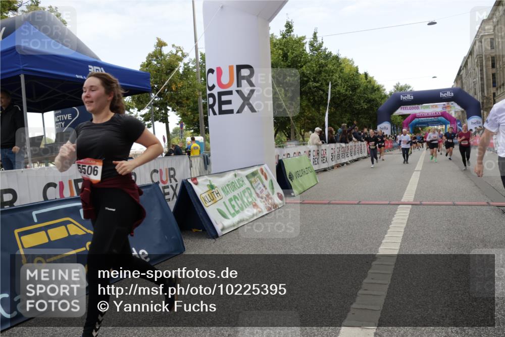 06.09.2026 - CURREX Alsterlauf Yannick Fuchs http://msf.ph/oto/10225395 06.09.2026 10:14:14 Ziel 2800, 2866, 2867, 3039, 3494, 3864, 3986, 3992, 3993, 4109, 4253, 4452, 4637, 5506 meine-sportfotos.de