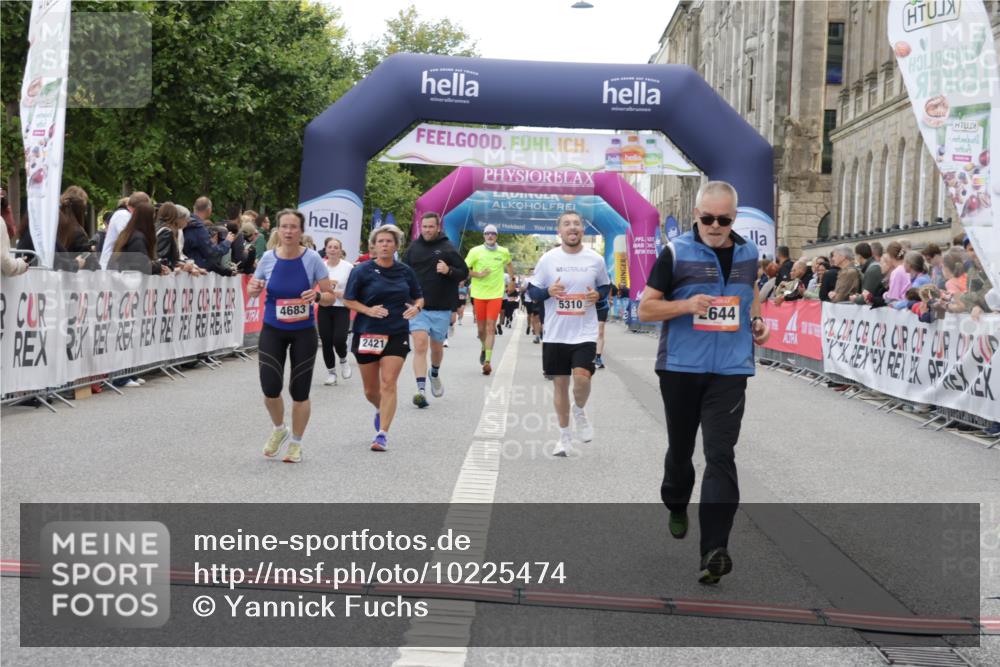 06.09.2026 - CURREX Alsterlauf Yannick Fuchs http://msf.ph/oto/10225474 06.09.2026 10:14:34 Ziel 2138, 2384, 2421, 2644, 3624, 3829, 3907, 4036, 4683, 4885, 5002, 5310, 6444 meine-sportfotos.de