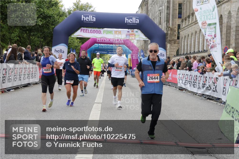 06.09.2026 - CURREX Alsterlauf Yannick Fuchs http://msf.ph/oto/10225475 06.09.2026 10:14:34 Ziel 2138, 2384, 2421, 2644, 3624, 3829, 3907, 4036, 4683, 4885, 5002, 5310, 6444 meine-sportfotos.de