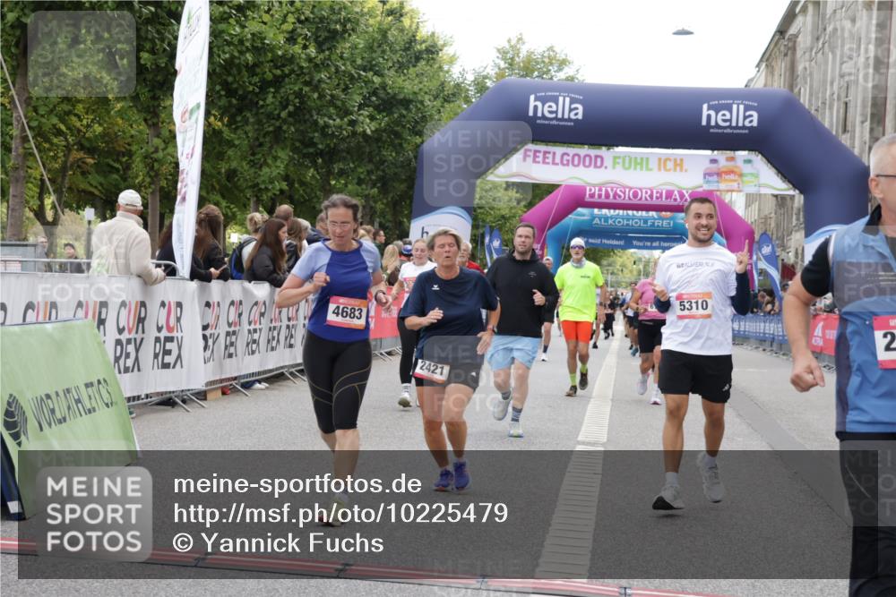 06.09.2026 - CURREX Alsterlauf Yannick Fuchs http://msf.ph/oto/10225479 06.09.2026 10:14:35 Ziel 2138, 2384, 2421, 2644, 3624, 3829, 3907, 4036, 4683, 4885, 5310, 5965, 6444 meine-sportfotos.de