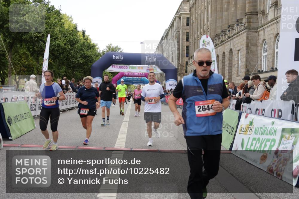 06.09.2026 - CURREX Alsterlauf Yannick Fuchs http://msf.ph/oto/10225482 06.09.2026 10:14:36 Ziel 2138, 2384, 2421, 2644, 3624, 3829, 3907, 4036, 4683, 5310, 5965, 6158, 6444 meine-sportfotos.de