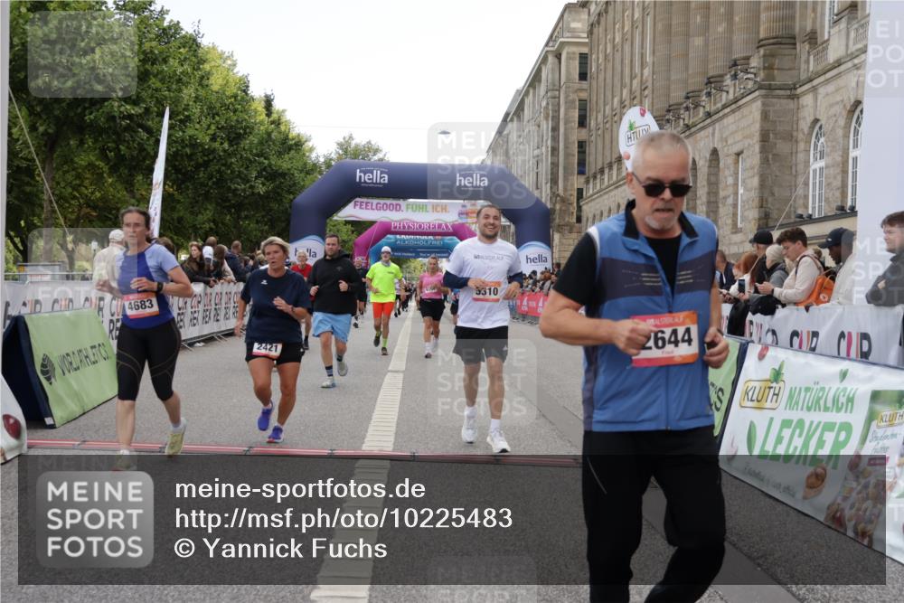 06.09.2026 - CURREX Alsterlauf Yannick Fuchs http://msf.ph/oto/10225483 06.09.2026 10:14:36 Ziel 2138, 2384, 2421, 2644, 3624, 3829, 3907, 4036, 4683, 5310, 5965, 6158, 6444 meine-sportfotos.de