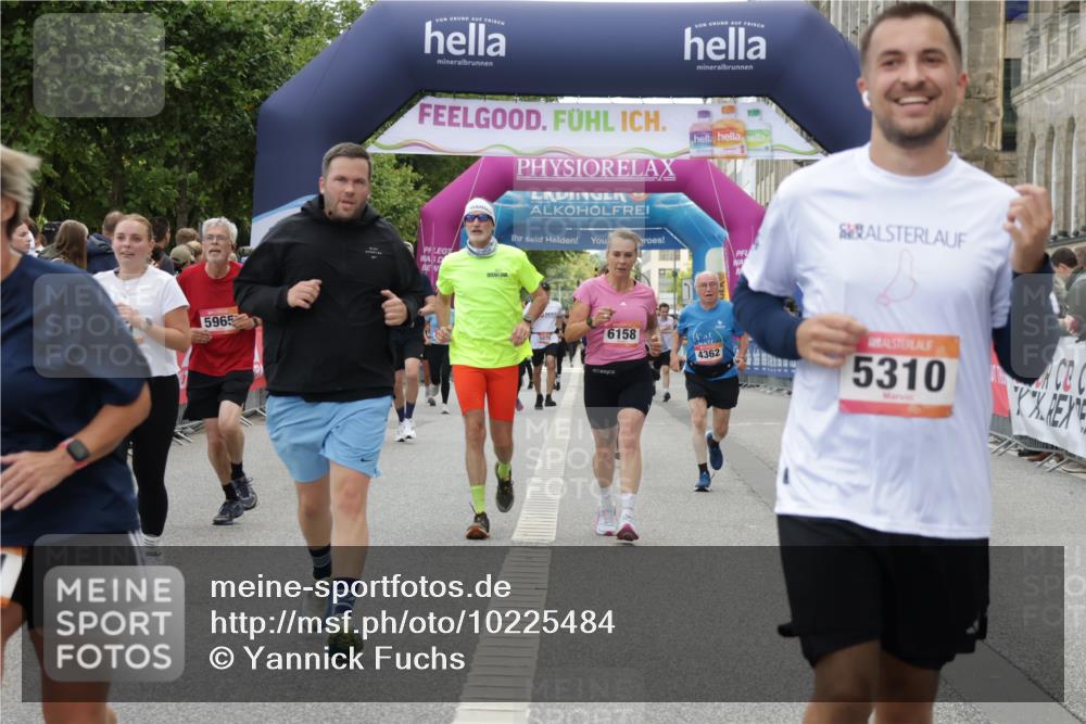 06.09.2026 - CURREX Alsterlauf Yannick Fuchs http://msf.ph/oto/10225484 06.09.2026 10:14:37 Ziel 2138, 2384, 2421, 2644, 3624, 3829, 3907, 4683, 5310, 5965, 6158, 6444 meine-sportfotos.de