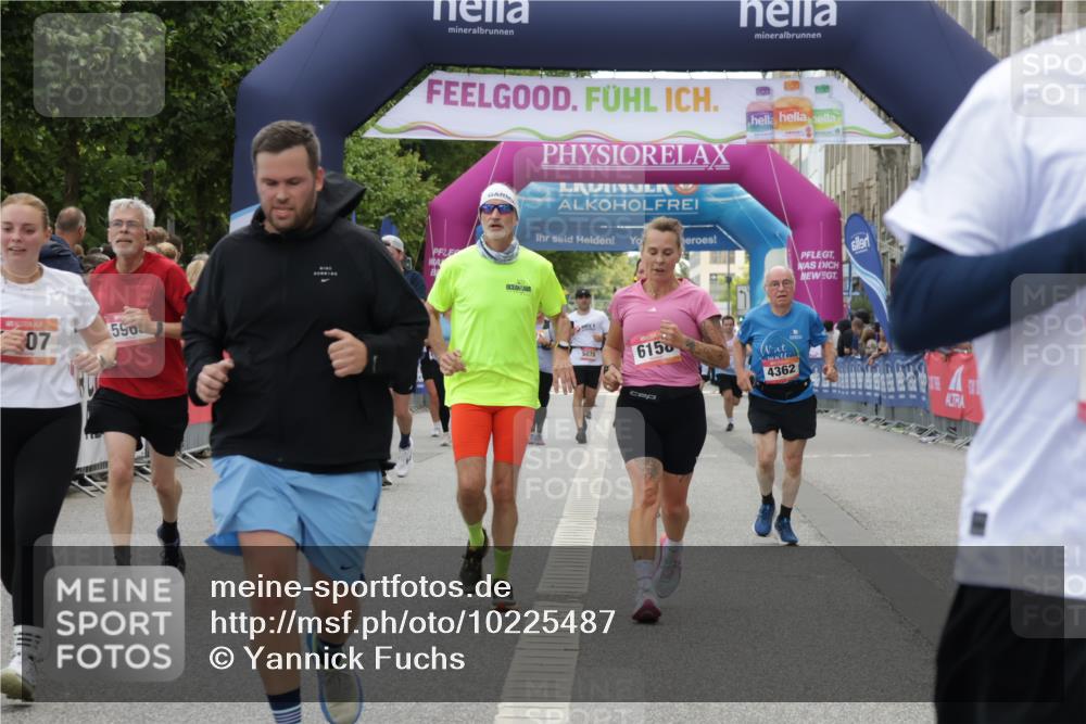 06.09.2026 - CURREX Alsterlauf Yannick Fuchs http://msf.ph/oto/10225487 06.09.2026 10:14:38 Ziel 2138, 2384, 2421, 2644, 3624, 3829, 3907, 4362, 4677, 4683, 5310, 5965, 6158 meine-sportfotos.de