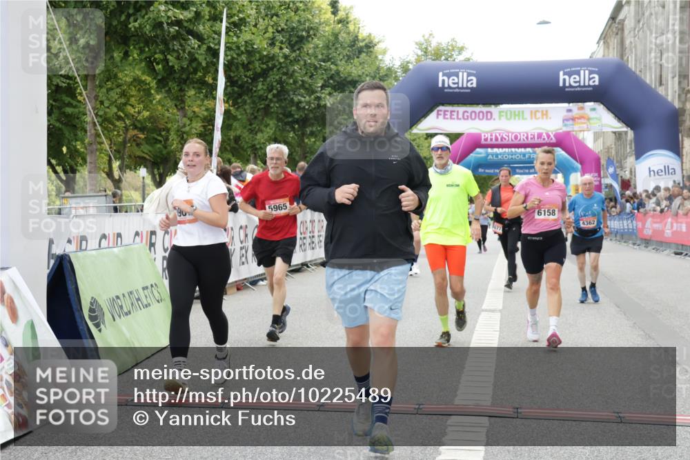 06.09.2026 - CURREX Alsterlauf Yannick Fuchs http://msf.ph/oto/10225489 06.09.2026 10:14:39 Ziel 2384, 2421, 2644, 3624, 3829, 3907, 4362, 4677, 4683, 5310, 5965, 6158, 6332 meine-sportfotos.de