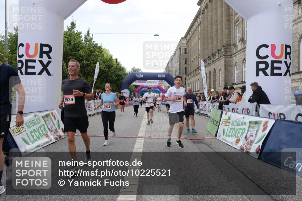06.09.2026 - CURREX Alsterlauf Yannick Fuchs http://msf.ph/oto/10225521 06.09.2026 10:14:47 Ziel 3121, 3184, 3260, 4362, 4649, 4677, 5078, 5533, 5534, 5802, 5965, 6015, 6053, 6158, 6332 meine-sportfotos.de