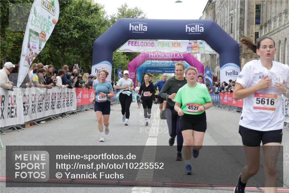 06.09.2026 - CURREX Alsterlauf Yannick Fuchs http://msf.ph/oto/10225552 06.09.2026 10:14:54 Ziel 3121, 3184, 3260, 4281, 4488, 4528, 4649, 5036, 5078, 5533, 5616, 5802, 5896, 6015, 6053 meine-sportfotos.de