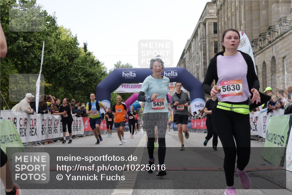 06.09.2026 - CURREX Alsterlauf Yannick Fuchs http://msf.ph/oto/10225616 06.09.2026 10:15:11 Ziel 2621, 2789, 2794, 2871, 2938, 3023, 3027, 3302, 3454, 4497, 5439, 5630, 5931, 5966, 6408, 8081 meine-sportfotos.de