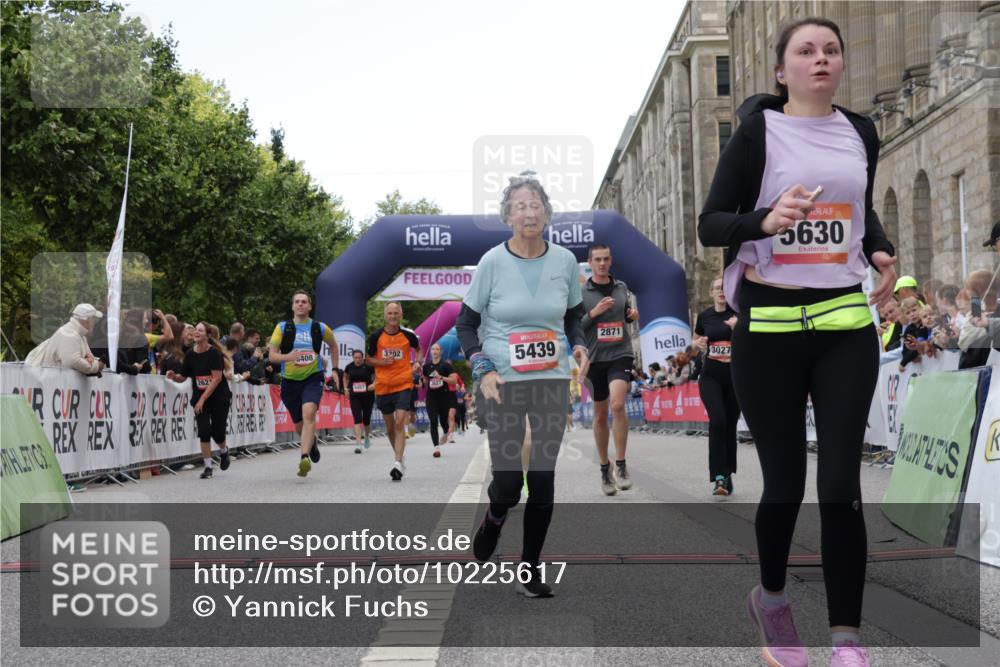 06.09.2026 - CURREX Alsterlauf Yannick Fuchs http://msf.ph/oto/10225617 06.09.2026 10:15:12 Ziel 2621, 2789, 2794, 2871, 2938, 3023, 3027, 3302, 3454, 4497, 4645, 5439, 5630, 5931, 5966, 6408 meine-sportfotos.de