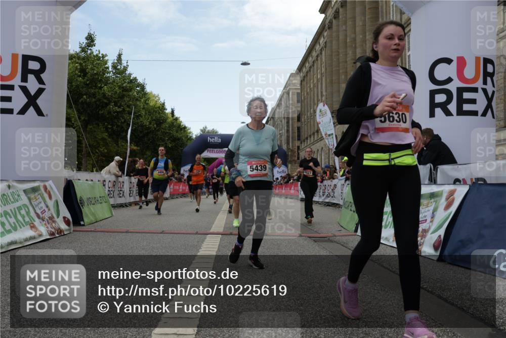 06.09.2026 - CURREX Alsterlauf Yannick Fuchs http://msf.ph/oto/10225619 06.09.2026 10:15:12 Ziel 2621, 2789, 2794, 2871, 2938, 3023, 3027, 3302, 3454, 4497, 4645, 5439, 5630, 5931, 5966, 6408 meine-sportfotos.de