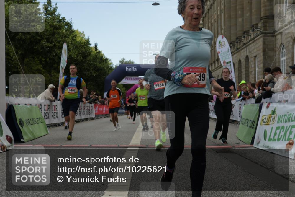 06.09.2026 - CURREX Alsterlauf Yannick Fuchs http://msf.ph/oto/10225621 06.09.2026 10:15:13 Ziel 2621, 2737, 2789, 2794, 2871, 2938, 3023, 3027, 3302, 3454, 3627, 4497, 4645, 5439, 5457, 5630, 5931, 5966, 6408 meine-sportfotos.de