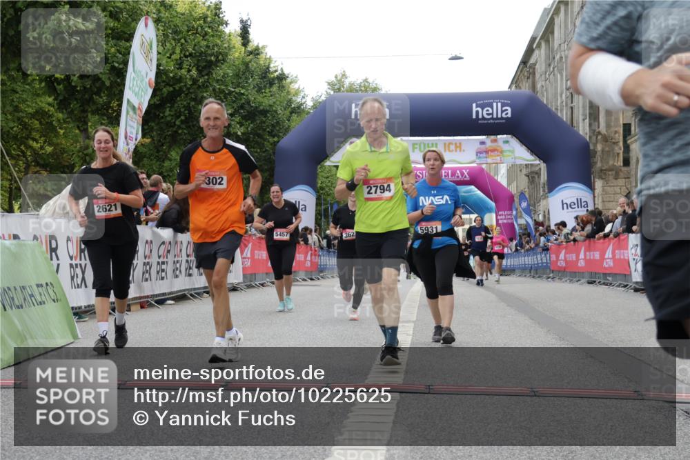06.09.2026 - CURREX Alsterlauf Yannick Fuchs http://msf.ph/oto/10225625 06.09.2026 10:15:14 Ziel 2621, 2737, 2789, 2794, 2871, 2938, 3023, 3027, 3302, 3454, 3627, 4640, 4645, 5439, 5457, 5630, 5931, 5966, 6408 meine-sportfotos.de