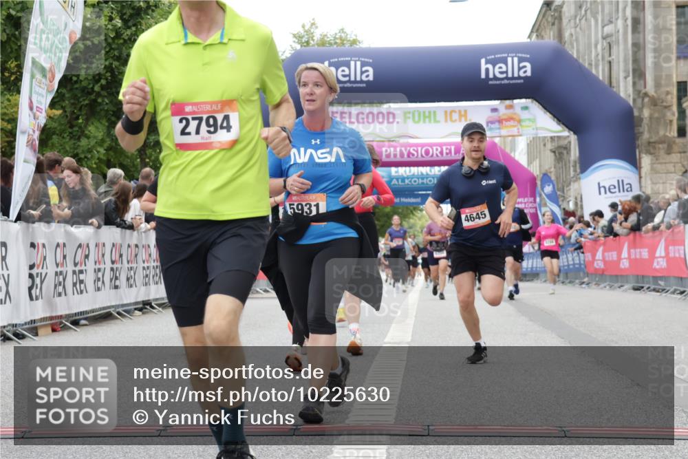 06.09.2026 - CURREX Alsterlauf Yannick Fuchs http://msf.ph/oto/10225630 06.09.2026 10:15:16 Ziel 2621, 2737, 2794, 2871, 2938, 3023, 3027, 3302, 3454, 3627, 4640, 4645, 5439, 5457, 5630, 5931, 5966, 6408 meine-sportfotos.de