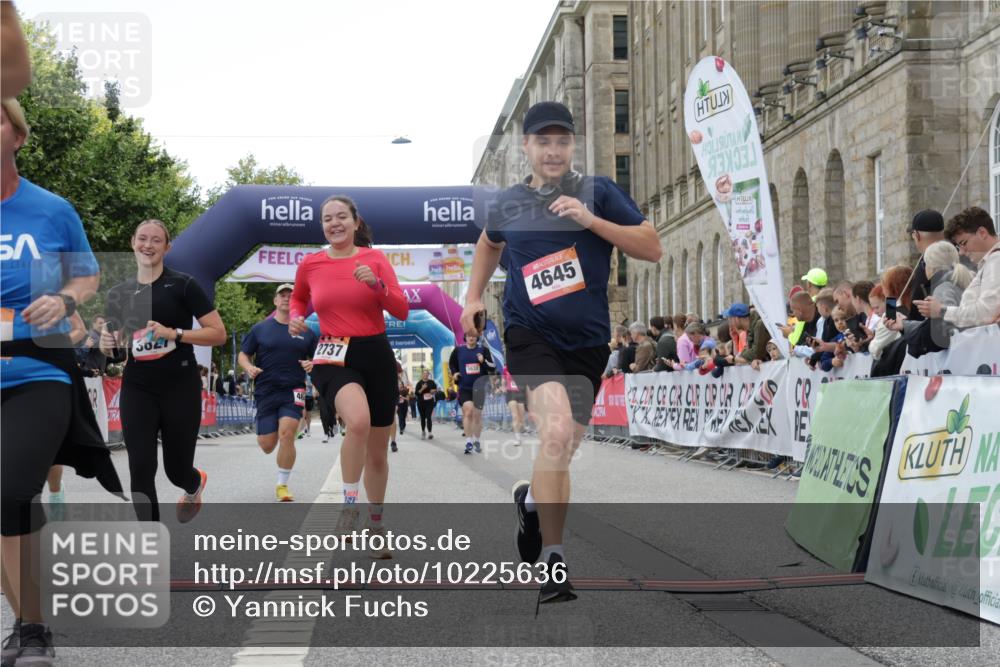 06.09.2026 - CURREX Alsterlauf Yannick Fuchs http://msf.ph/oto/10225636 06.09.2026 10:15:17 Ziel 2621, 2737, 2794, 2871, 2938, 3023, 3027, 3302, 3454, 3627, 4640, 4645, 5439, 5457, 5630, 5931, 5966, 6408 meine-sportfotos.de
