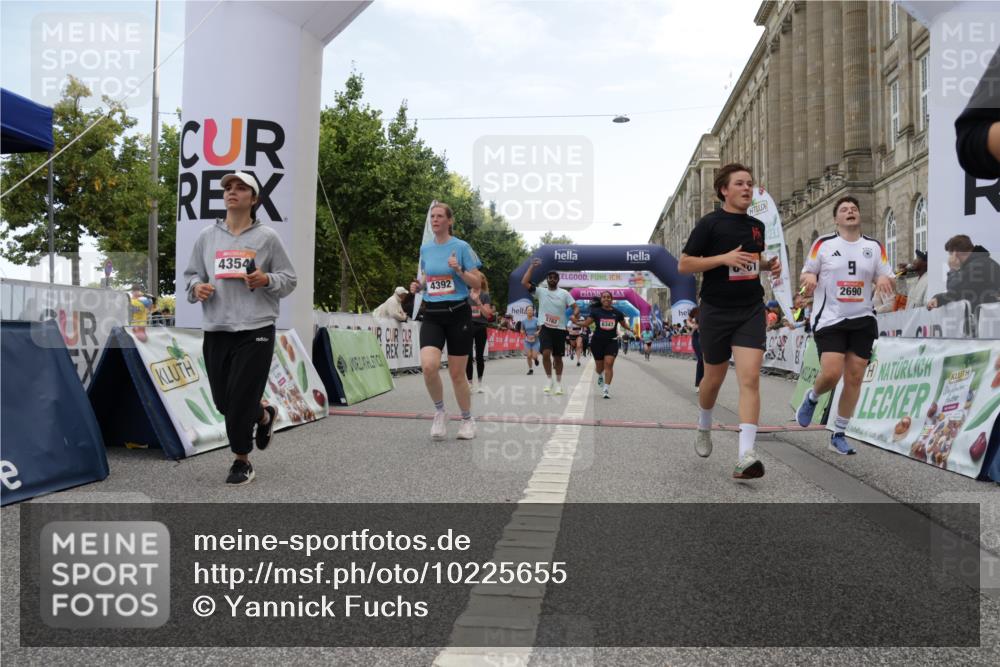 06.09.2026 - CURREX Alsterlauf Yannick Fuchs http://msf.ph/oto/10225655 06.09.2026 10:15:32 Ziel 2503, 2690, 3188, 3456, 3834, 4085, 4354, 4392, 5147, 5187, 5762, 5797, 6189, 6205, 6336, 6347, 6461 meine-sportfotos.de