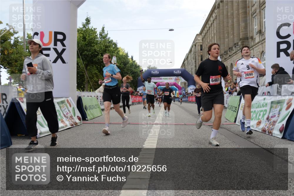06.09.2026 - CURREX Alsterlauf Yannick Fuchs http://msf.ph/oto/10225656 06.09.2026 10:15:32 Ziel 2503, 2690, 3188, 3456, 3834, 4085, 4354, 4392, 5147, 5187, 5762, 5797, 6189, 6205, 6336, 6347, 6461 meine-sportfotos.de