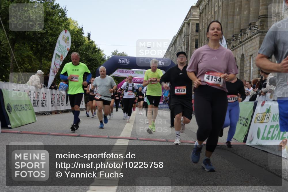 06.09.2026 - CURREX Alsterlauf Yannick Fuchs http://msf.ph/oto/10225758 06.09.2026 10:15:58 Ziel 2570, 2571, 2689, 3234, 3281, 4028, 4154, 4156, 4319, 4320, 4547, 5065, 5081, 5476, 5618, 8218 meine-sportfotos.de