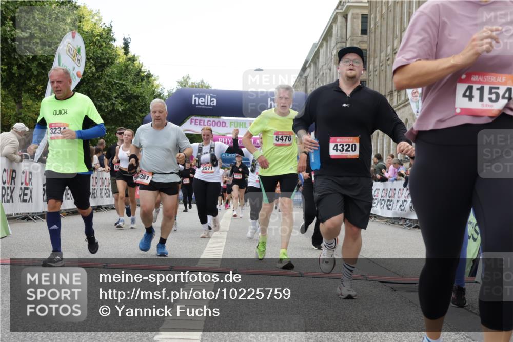 06.09.2026 - CURREX Alsterlauf Yannick Fuchs http://msf.ph/oto/10225759 06.09.2026 10:15:59 Ziel 2570, 2571, 2689, 3234, 3281, 4028, 4154, 4156, 4319, 4320, 4733, 5065, 5081, 5476, 5618, 8218 meine-sportfotos.de