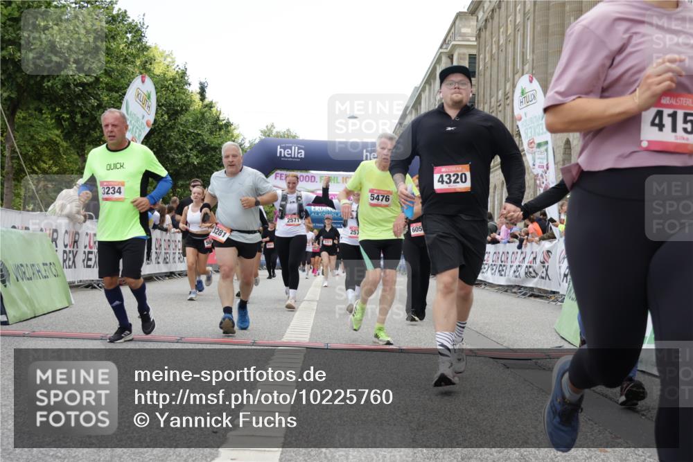 06.09.2026 - CURREX Alsterlauf Yannick Fuchs http://msf.ph/oto/10225760 06.09.2026 10:15:59 Ziel 2570, 2571, 2689, 3234, 3281, 4028, 4154, 4156, 4319, 4320, 4733, 5065, 5081, 5476, 5618, 8218 meine-sportfotos.de