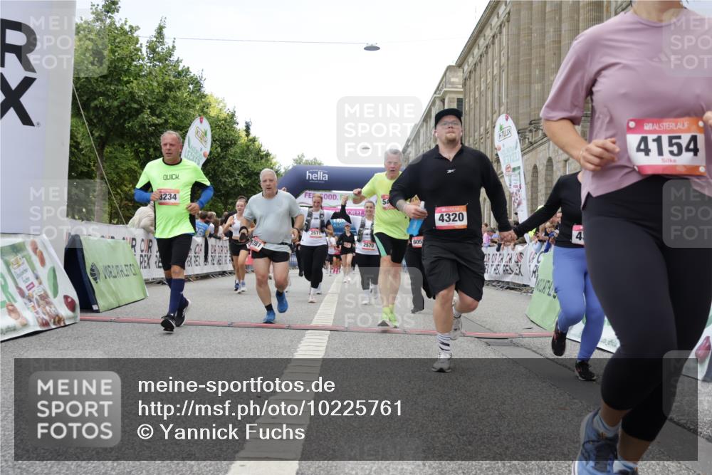 06.09.2026 - CURREX Alsterlauf Yannick Fuchs http://msf.ph/oto/10225761 06.09.2026 10:15:59 Ziel 2570, 2571, 2689, 3234, 3281, 4028, 4154, 4156, 4319, 4320, 4733, 5065, 5081, 5476, 5618, 8218 meine-sportfotos.de