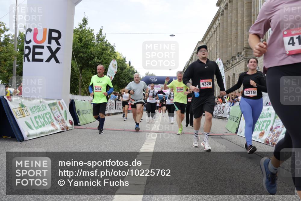 06.09.2026 - CURREX Alsterlauf Yannick Fuchs http://msf.ph/oto/10225762 06.09.2026 10:15:59 Ziel 2570, 2571, 2689, 3234, 3281, 4028, 4154, 4156, 4319, 4320, 4733, 5065, 5081, 5476, 5618, 8218 meine-sportfotos.de