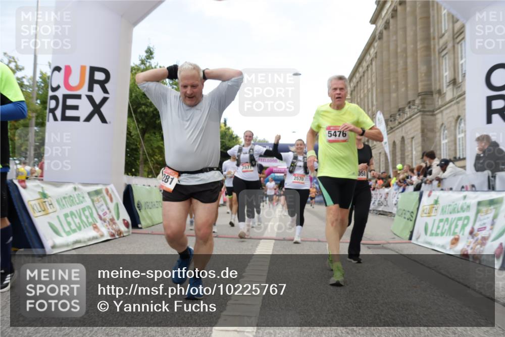 06.09.2026 - CURREX Alsterlauf Yannick Fuchs http://msf.ph/oto/10225767 06.09.2026 10:16:01 Ziel 2570, 2571, 2689, 3234, 3281, 3311, 4028, 4154, 4156, 4264, 4319, 4320, 4733, 5065, 5081, 5476, 5618, 8218 meine-sportfotos.de