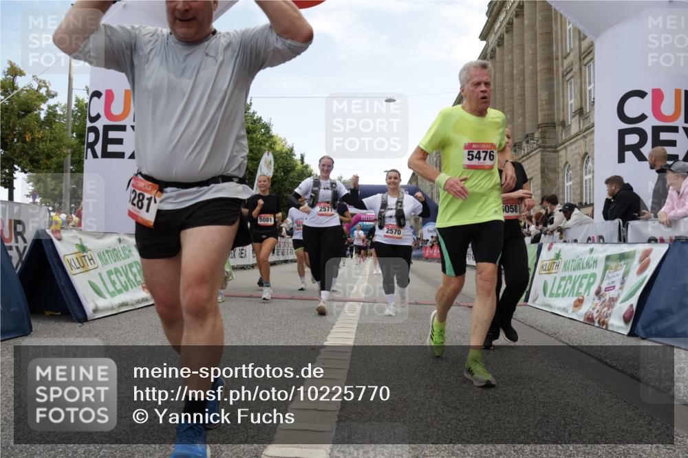 06.09.2026 - CURREX Alsterlauf Yannick Fuchs http://msf.ph/oto/10225770 06.09.2026 10:16:01 Ziel 2570, 2571, 2689, 3234, 3281, 3311, 4028, 4154, 4156, 4264, 4319, 4320, 4733, 5065, 5081, 5476, 5618, 8218 meine-sportfotos.de