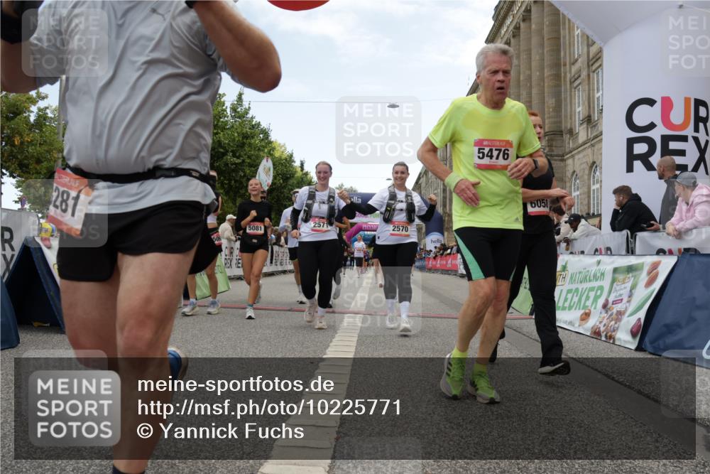 06.09.2026 - CURREX Alsterlauf Yannick Fuchs http://msf.ph/oto/10225771 06.09.2026 10:16:02 Ziel 2570, 2571, 2689, 3234, 3281, 3311, 4028, 4043, 4154, 4156, 4264, 4319, 4320, 4733, 5065, 5081, 5476, 5618, 8218 meine-sportfotos.de