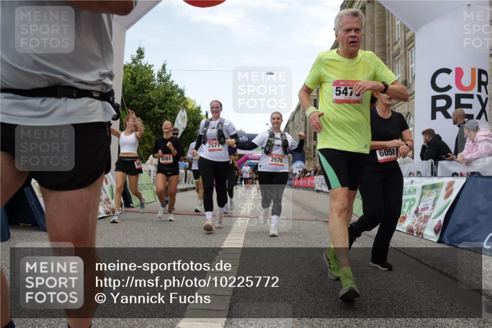 06.09.2026 - CURREX Alsterlauf Yannick Fuchs http://msf.ph/oto/10225772 06.09.2026 10:16:02 Ziel 2570, 2571, 2689, 3234, 3281, 3311, 4028, 4043, 4154, 4156, 4264, 4319, 4320, 4733, 5065, 5081, 5476, 5618, 8218 meine-sportfotos.de