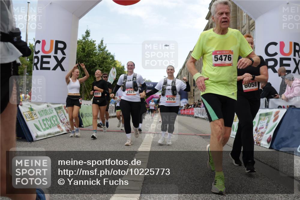 06.09.2026 - CURREX Alsterlauf Yannick Fuchs http://msf.ph/oto/10225773 06.09.2026 10:16:02 Ziel 2570, 2571, 2689, 3234, 3281, 3311, 4028, 4043, 4154, 4156, 4264, 4319, 4320, 4733, 5065, 5081, 5476, 5618, 8218 meine-sportfotos.de