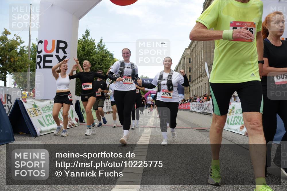 06.09.2026 - CURREX Alsterlauf Yannick Fuchs http://msf.ph/oto/10225775 06.09.2026 10:16:02 Ziel 2570, 2571, 2689, 3234, 3281, 3311, 4028, 4043, 4154, 4156, 4264, 4319, 4320, 4733, 5065, 5081, 5476, 5618, 8218 meine-sportfotos.de
