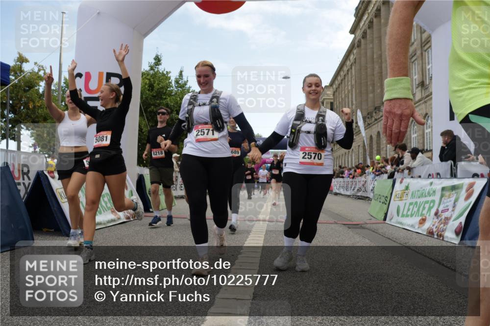 06.09.2026 - CURREX Alsterlauf Yannick Fuchs http://msf.ph/oto/10225777 06.09.2026 10:16:03 Ziel 2570, 2571, 2689, 2810, 3234, 3281, 3311, 4028, 4043, 4154, 4156, 4264, 4319, 4320, 4733, 5065, 5081, 5476, 5618, 5825, 8218 meine-sportfotos.de