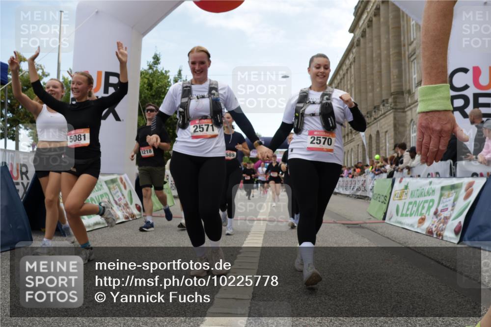 06.09.2026 - CURREX Alsterlauf Yannick Fuchs http://msf.ph/oto/10225778 06.09.2026 10:16:03 Ziel 2570, 2571, 2689, 2810, 3234, 3281, 3311, 4028, 4043, 4154, 4156, 4264, 4319, 4320, 4733, 5065, 5081, 5476, 5618, 5825, 8218 meine-sportfotos.de
