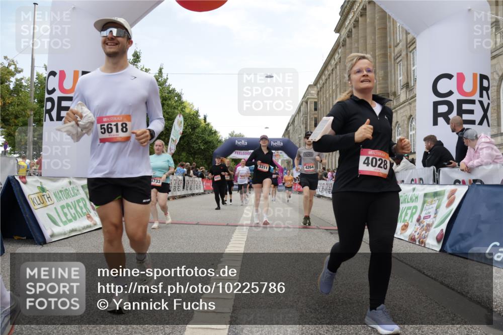 06.09.2026 - CURREX Alsterlauf Yannick Fuchs http://msf.ph/oto/10225786 06.09.2026 10:16:05 Ziel 2098, 2570, 2571, 2689, 2810, 3234, 3281, 3311, 4028, 4043, 4056, 4069, 4154, 4264, 4319, 4320, 4733, 5065, 5081, 5476, 5618, 5825, 8218 meine-sportfotos.de