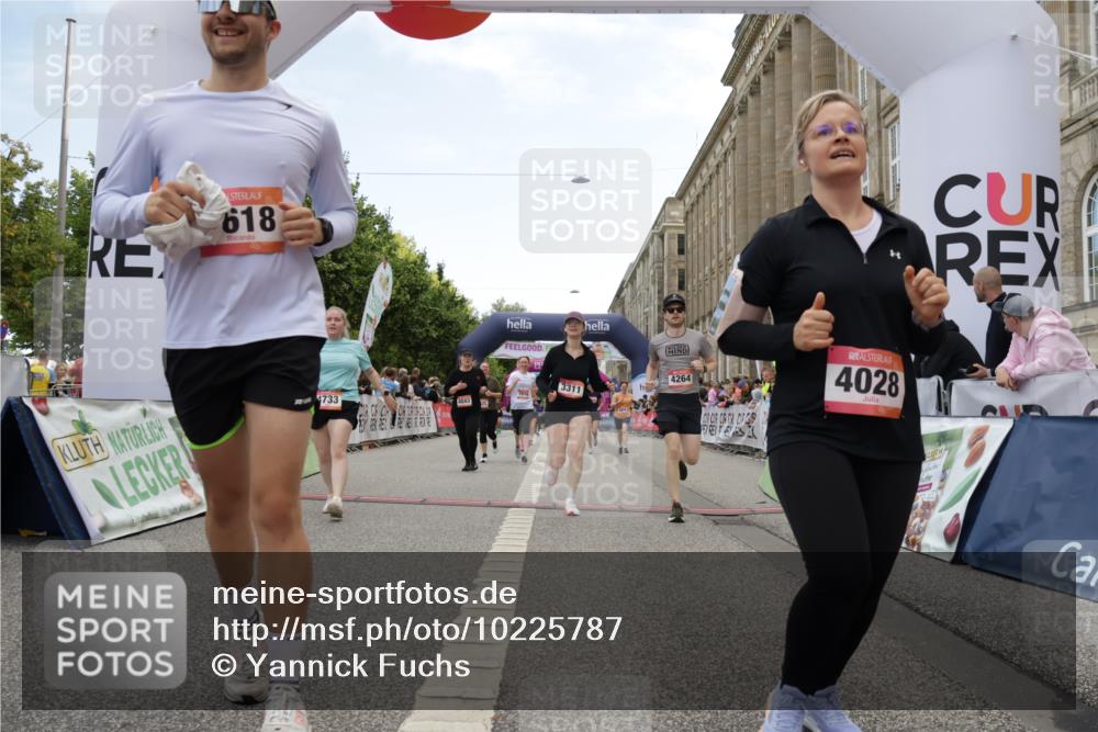 06.09.2026 - CURREX Alsterlauf Yannick Fuchs http://msf.ph/oto/10225787 06.09.2026 10:16:05 Ziel 2098, 2570, 2571, 2689, 2810, 3234, 3281, 3311, 4028, 4043, 4056, 4069, 4154, 4264, 4319, 4320, 4733, 5065, 5081, 5476, 5618, 5825, 8218 meine-sportfotos.de