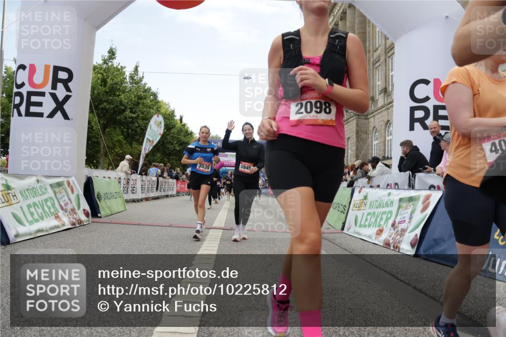 06.09.2026 - CURREX Alsterlauf Yannick Fuchs http://msf.ph/oto/10225812 06.09.2026 10:16:11 Ziel 2019, 2098, 2810, 2881, 2884, 3311, 3539, 3867, 4043, 4056, 4069, 4264, 4733, 5425, 5825, 5945 meine-sportfotos.de