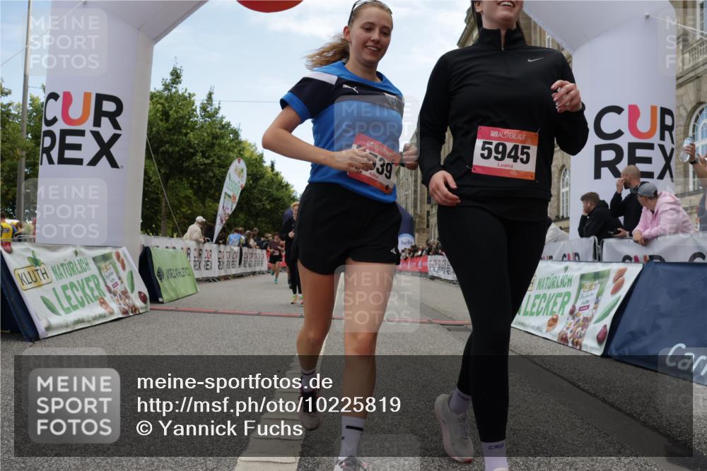 06.09.2026 - CURREX Alsterlauf Yannick Fuchs http://msf.ph/oto/10225819 06.09.2026 10:16:12 Ziel 2019, 2098, 2614, 2810, 2881, 2884, 3311, 3539, 3867, 4043, 4056, 4069, 4264, 4455, 5425, 5559, 5564, 5825, 5945 meine-sportfotos.de