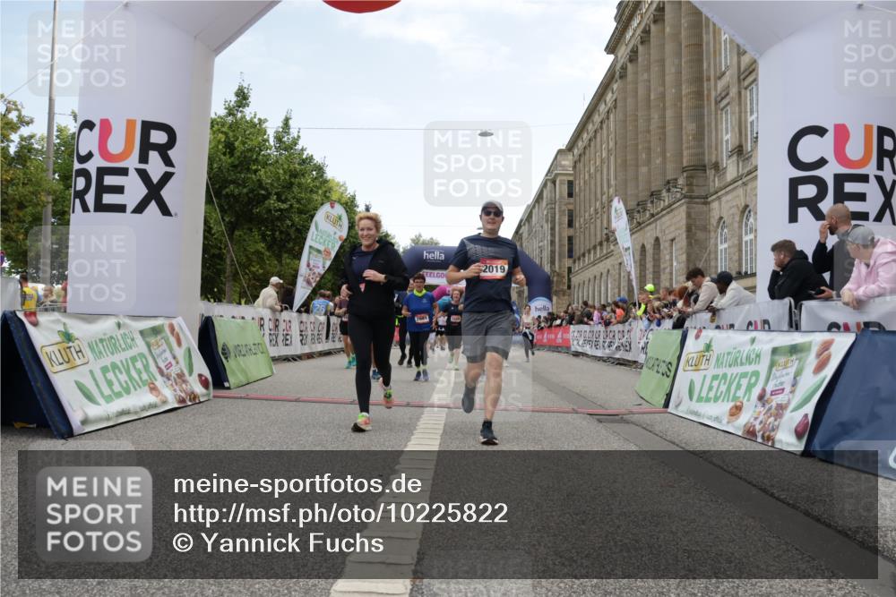 06.09.2026 - CURREX Alsterlauf Yannick Fuchs http://msf.ph/oto/10225822 06.09.2026 10:16:14 Ziel 2019, 2098, 2614, 2810, 2881, 2884, 3189, 3539, 3867, 4043, 4056, 4069, 4455, 5425, 5559, 5564, 5825, 5945 meine-sportfotos.de