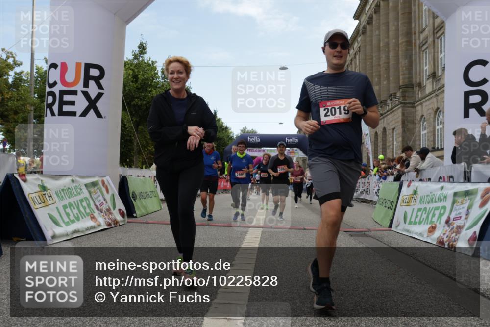 06.09.2026 - CURREX Alsterlauf Yannick Fuchs http://msf.ph/oto/10225828 06.09.2026 10:16:15 Ziel 2019, 2098, 2614, 2810, 2881, 2884, 3189, 3539, 3867, 4056, 4069, 4396, 4455, 5425, 5559, 5564, 5787, 5825, 5945 meine-sportfotos.de